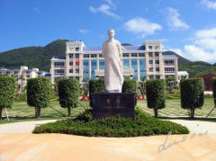 鲁迅雕像：一代文豪的精神印记