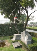 神笔永铸：一座纪念碑里的东方童话密码